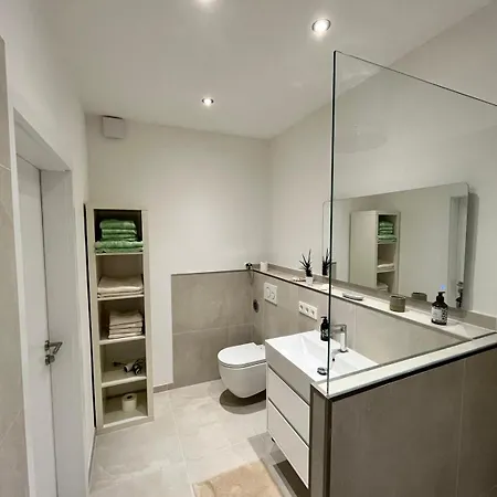 Raum2go - No1 Modernes Ruhiges 2-schlafzimmer & Park Daire Wiesbaden